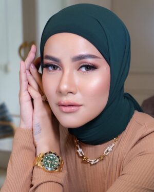Olla Ramlan Instagram - LESS IS MORE “ MAKEUP LOOK “ @ollaramlan ✨

Kulit yang sehat menunjang hasil makeup yang maksimal, terkadang gak perlu foundation untuk mendapatkan hasil makeup FLAWLESS NATURAL seperti ini, kita hanya perlu memilih product yang tepat. 

Makeup @ariekhayzmakeup 
Using @dolcegabbana_beauty skin tin
Manage @allemanagement 

#ariekhayzmakeup #makeupartist 
#flawless #NaturalMakeup #ollaramlan
