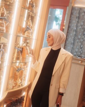 Olla Ramlan Instagram - “Eat together, for shared meals bring even further blessings.” ✨🌙

Beberapa cuplikan sesi Iftar seru bersama my beloved ones, @cintaramlanunes @jomi.nunes @brotheralle minggu lalu di @bachacoffeeid Plaza Senayan! 🥰 ️

Selain si Chicken Supreme di Ramadan Set Menu serta beragram Hampers yang bisa custom, kata aku sih limited-edition Lychee, Raspberry & Rose Croissant mereka   Midnight Sun Decaffeinated Coffee ditambah Chantilly cream & Tahiti vanilla = numero uno deh untuk buka puasa bareng orang-orang tersayang 🧡

#bachacoffee #bachacoffeeid