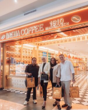 Olla Ramlan Instagram - “Eat together, for shared meals bring even further blessings.” ✨🌙

Beberapa cuplikan sesi Iftar seru bersama my beloved ones, @cintaramlanunes @jomi.nunes @brotheralle minggu lalu di @bachacoffeeid Plaza Senayan! 🥰 ️

Selain si Chicken Supreme di Ramadan Set Menu serta beragram Hampers yang bisa custom, kata aku sih limited-edition Lychee, Raspberry & Rose Croissant mereka   Midnight Sun Decaffeinated Coffee ditambah Chantilly cream & Tahiti vanilla = numero uno deh untuk buka puasa bareng orang-orang tersayang 🧡

#bachacoffee #bachacoffeeid