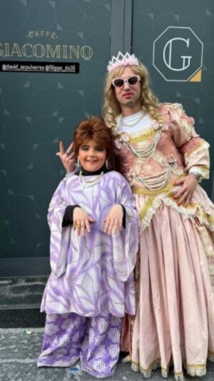 Orietta Berti Instagram - #ladiscotecaitaliana #love💖 #carnevale
#ladolcezzadeibambini❤ 
#vivailcarnevale 💖🧡💙💚💜💛💗

Care amiche e cari amici,
oggi voglio ringraziare il piccolo Filippo, attore favoloso, e i suoi cari genitori Nicoletta e Salvatore che hanno realizzato questo bellissimo outfit di Carnevale per omaggiare i miei abiti di @pinupstars nel videoclip di "La Discoteca Italiana" insieme al caro Fabio @rovazzi ⭐
Un grazie💖 di cuore a loro, ai cari amici Giovanna e Raffaele e alle famiglie Modugno e Somma di Capua per l'affetto e l'amicizia meravigliosa💖👗👑

Viva il carnevale, viva lo stare insieme e viva la creatività che è dentro ognuno di noi 💖🥳🎉🎭🌈

Un abbraccio a tutti❤
Orietta

#LaDiscotecaItaliana #ladolcezzadeibimbi❤️ @nicolettamodugno #Carnevale @rovazzi #Filippo #attore @filippo_ds16 #love🏳️‍🌈 @nickcerioni @pinupstars @gianmaria_modugno #siamofattidicolori #martedigrasso🥳 #filippofavoloso  #iconic #pace🏳️‍🌈