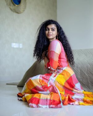 Padeni Kumar Instagram - Caption illa ponga 😅
.
📸 @vishal_ravichandran_ @shadow_lightphotography 
.
#love #attitude #fun #food #passion #comedy #curly