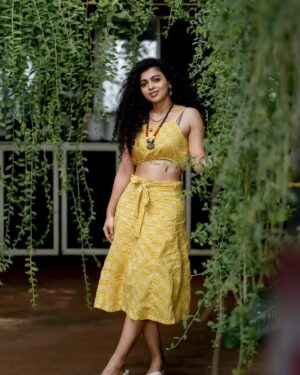 Padeni Kumar Instagram - Meet “PAARU” from “Vera Maari trip”❤️😉😬😜
.
#love #yellow #passion #vibe #trip #entertainment #fun #curly 

Have you guys watched “Vera Maari Trip” ?