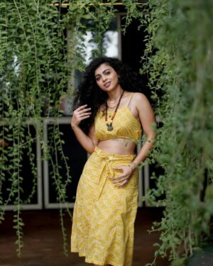 Padeni Kumar Instagram - Meet “PAARU” from “Vera Maari trip”❤️😉😬😜
.
#love #yellow #passion #vibe #trip #entertainment #fun #curly 

Have you guys watched “Vera Maari Trip” ?
