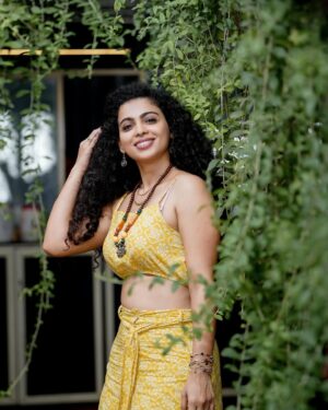 Padeni Kumar Instagram - Meet “PAARU” from “Vera Maari trip”❤️😉😬😜
.
#love #yellow #passion #vibe #trip #entertainment #fun #curly 

Have you guys watched “Vera Maari Trip” ?