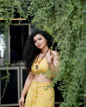 Padeni Kumar Instagram - Meet “PAARU” from “Vera Maari trip”❤️😉😬😜
.
#love #yellow #passion #vibe #trip #entertainment #fun #curly 

Have you guys watched “Vera Maari Trip” ?
