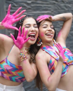 Palak Purswani Instagram - Colorful chaos with my favorite person 🩵🩷🧡

Makeup & hair by fav: @hairandskinbysweety 
Captured by @iam_rajinamdar 
#holi #colors #besties #palakpurswani #simranbudharup #bffholi