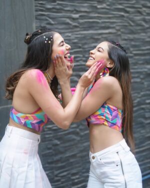 Palak Purswani Instagram - Colorful chaos with my favorite person 🩵🩷🧡

Makeup & hair by fav: @hairandskinbysweety 
Captured by @iam_rajinamdar 
#holi #colors #besties #palakpurswani #simranbudharup #bffholi