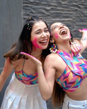 Palak Purswani Instagram - Colorful chaos with my favorite person 🩵🩷🧡

Makeup & hair by fav: @hairandskinbysweety 
Captured by @iam_rajinamdar 
#holi #colors #besties #palakpurswani #simranbudharup #bffholi