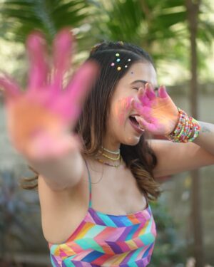 Palak Purswani Instagram - Colorful chaos with my favorite person 🩵🩷🧡

Makeup & hair by fav: @hairandskinbysweety 
Captured by @iam_rajinamdar 
#holi #colors #besties #palakpurswani #simranbudharup #bffholi