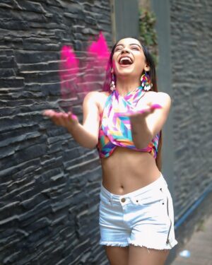 Palak Purswani Instagram - Colorful chaos with my favorite person 🩵🩷🧡

Makeup & hair by fav: @hairandskinbysweety 
Captured by @iam_rajinamdar 
#holi #colors #besties #palakpurswani #simranbudharup #bffholi