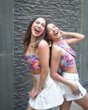 Palak Purswani Instagram - Colorful chaos with my favorite person 🩵🩷🧡

Makeup & hair by fav: @hairandskinbysweety 
Captured by @iam_rajinamdar 
#holi #colors #besties #palakpurswani #simranbudharup #bffholi