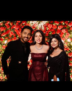 Pallavi Mukherjee Instagram - Congratulations 💍🥂 @letsbeconfused @reel_ananya 
Finally the day has come
Overwhelmed with emotions
Welcome to the gang @reel_ananya 
Ab hum duniya ghumenge 3 ticket nehi 4 ticket mei :)
The journey we've dreamt of is now here. No more just talking about it it's real, and it's happening. We're not just a trio anymore, we're four, and together we're unstoppable.
The world is out there, waiting for us to explore, to laugh, to fall, and rise again. There's no limit to where we can go, no end to the adventures we'll have.
Let's make memories that last a lifetime. Here's to us, to the endless fun, and to the countless moments we're about to create
together. ♥️ @letsbeconfused @withlovesayak 

Makeup&hair @makeupartistaaryaa_64 
Outfit by @adeline_dibyendu 
Jewels @komal_hairandmakeup