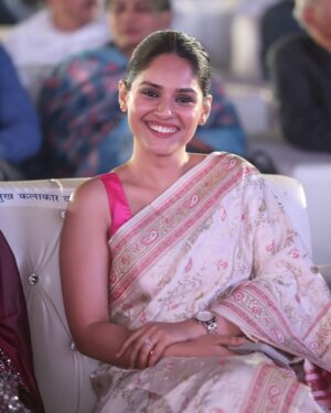 Pallavi Patil Instagram - पुणे पोलीस प्रस्तुत “तरंग 2025“
.
.
Makeup by : @piyapatil_makeupartist 
@punitbalangroup 
@rakesh_malhotra10 
.
.
#latepost #tarang2025 #punepolice #event #ajayatulconcert #punitbalangroup #pallavipatil