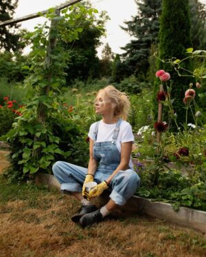 Pamela Anderson Instagram - Cooking with Love… our little show that’s everything I could ask for—my garden, a little farm on Vancouver Island, and chefs from all over the world. 👩‍🌾

I’m so happy that so many of you have loved it—It’s been a dream come true.

… and fun, fun, fun.

Thank you! 🤍✨