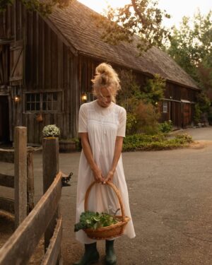 Pamela Anderson Instagram - Cooking with Love… our little show that’s everything I could ask for—my garden, a little farm on Vancouver Island, and chefs from all over the world. 👩‍🌾

I’m so happy that so many of you have loved it—It’s been a dream come true.

… and fun, fun, fun.

Thank you! 🤍✨