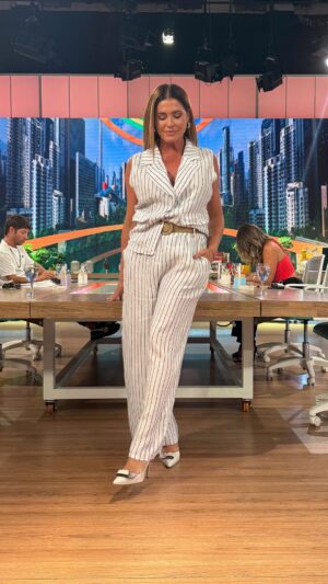 Pamela David Instagram - Otra mañana de @desayunook con look de @vars_ok 🔳

Make up @rocolagos 
Peinado @martinreyledesma 

@rickiprensa ☑️