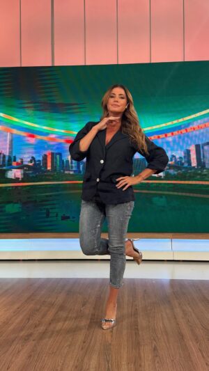 Pamela David Instagram - Hermoso martes de febrero ❤️‍🔥 con jean y saco de Lino. Cómodo y canchero. >>> @vars_ok 

Pelo @martinreyledesma 
Makeup @rocolagos 

Gracias @rickiprensa