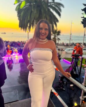 Pamela Leiva Instagram - Que bien lo pasamos en @imediacl 🥳 ¿les gustó mi look de hoy 😏🫢? 

Oye mañana se viene el festival de las Divas de Oro los esperamos en el frontis de Enjoy Viña✨✨✨

¿A quienes veo por acá 💚🌊🌴?