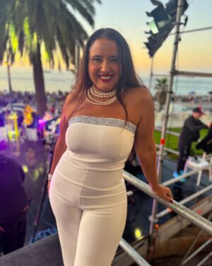 Pamela Leiva Instagram - Que bien lo pasamos en @imediacl 🥳 ¿les gustó mi look de hoy 😏🫢? 

Oye mañana se viene el festival de las Divas de Oro los esperamos en el frontis de Enjoy Viña✨✨✨

¿A quienes veo por acá 💚🌊🌴?