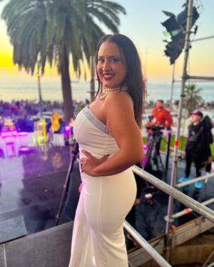 Pamela Leiva Instagram - Que bien lo pasamos en @imediacl 🥳 ¿les gustó mi look de hoy 😏🫢? 

Oye mañana se viene el festival de las Divas de Oro los esperamos en el frontis de Enjoy Viña✨✨✨

¿A quienes veo por acá 💚🌊🌴?