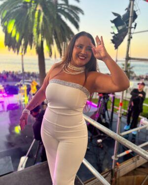 Pamela Leiva Instagram - Que bien lo pasamos en @imediacl 🥳 ¿les gustó mi look de hoy 😏🫢? 

Oye mañana se viene el festival de las Divas de Oro los esperamos en el frontis de Enjoy Viña✨✨✨

¿A quienes veo por acá 💚🌊🌴?