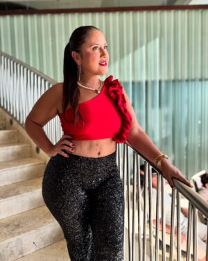 Pamela Leiva Instagram - Amo que en mi trabajo me tenga que arreglar así de linda todos los días ❤️‍🔥 Look de hoy Para Divas de Oro por @imediacl No se lo pierdan estamos aquí en @enjoy_vina
. 
Mi crop es de @lola.willschrei.tienda ♥️