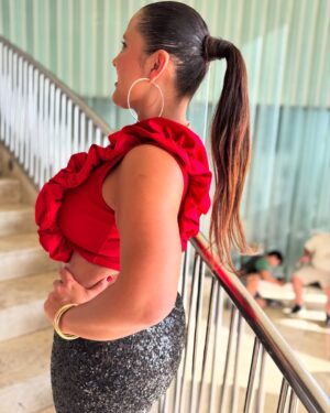 Pamela Leiva Instagram - Amo que en mi trabajo me tenga que arreglar así de linda todos los días ❤️‍🔥 Look de hoy Para Divas de Oro por @imediacl No se lo pierdan estamos aquí en @enjoy_vina
. 
Mi crop es de @lola.willschrei.tienda ♥️