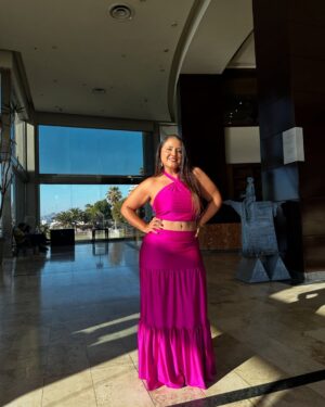 Pamela Leiva Instagram - A pesar del corte de luz “Divas de Oro” va si o si!. 
Conéctese en el canal de YouTube de @imediacl . Les dejé en mis historias el link 🩷.
No es por nada pero estoy rayando con mi conjunto de hoy 🥹🌸 gracias @ginaanselmi_fiesta , le achuntamos jejejeje.
Besitos a todos!! 
.
P.D: si anda por Viña vengase al hotel @enjoy_vina y disfrute con nosotras 🩷🌸