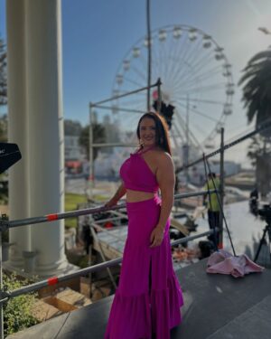 Pamela Leiva Instagram - A pesar del corte de luz “Divas de Oro” va si o si!. 
Conéctese en el canal de YouTube de @imediacl . Les dejé en mis historias el link 🩷.
No es por nada pero estoy rayando con mi conjunto de hoy 🥹🌸 gracias @ginaanselmi_fiesta , le achuntamos jejejeje.
Besitos a todos!! 
.
P.D: si anda por Viña vengase al hotel @enjoy_vina y disfrute con nosotras 🩷🌸