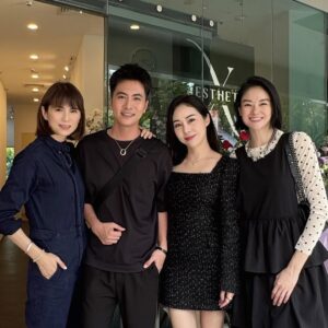 Pan Lingling Instagram - 看着 @xubin_ 从单身，结婚，生儿育女！ 现在又立业！
身为老妈的我，太为他感到骄傲💕

#118 
#我的儿子 
#大展鴻圖 
#生意兴隆 
#潘玲玲