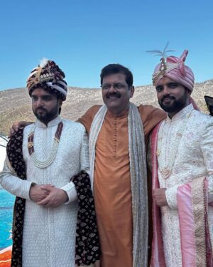 Pariva Pranati Instagram - The final look… what a wedding… twin wedding… Bhaiyon ki shaadi… family functions… पारिवारिक समारोह ❤️❤️

@foramthakur thankyou for these looks ❤️❤️

#shaadi #wedding #indianwedding #lehenga #saree #india #makeup #magic #music #fun #dance #chat #happy #love #gossip #joy #blessed #together #family #celebration 

@tarusinha @my.yoga.mat @kirti.prasad