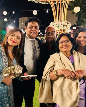 Pariva Pranati Instagram - The final look… what a wedding… twin wedding… Bhaiyon ki shaadi… family functions… पारिवारिक समारोह ❤️❤️

@foramthakur thankyou for these looks ❤️❤️

#shaadi #wedding #indianwedding #lehenga #saree #india #makeup #magic #music #fun #dance #chat #happy #love #gossip #joy #blessed #together #family #celebration 

@tarusinha @my.yoga.mat @kirti.prasad