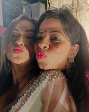 Pariva Pranati Instagram - Bhaiyon ki shaadi… twin wedding… second look… family functions are the best ❤️

Thankyou for the look @foramthakur ❤️❤️

#family #function #shaadi #wedding #indianwedding #saree #desi #fun #celebration #joy #blessed #love #together #happy #madness #music #dressup #makeup 

@tarusinha @kirti.prasad @my.yoga.mat

Previous post deleted by mistake 🤦‍♀️