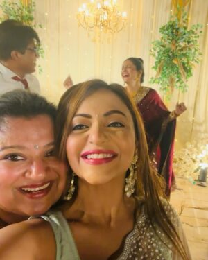 Pariva Pranati Instagram - Bhaiyon ki shaadi… twin wedding… second look… family functions are the best ❤️

Thankyou for the look @foramthakur ❤️❤️

#family #function #shaadi #wedding #indianwedding #saree #desi #fun #celebration #joy #blessed #love #together #happy #madness #music #dressup #makeup 

@tarusinha @kirti.prasad @my.yoga.mat

Previous post deleted by mistake 🤦‍♀️