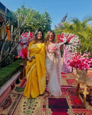 Pariva Pranati Instagram - Bhaiyon ki shaadi… twin wedding… first look… the sheer fun and joy of meeting up with the entire family… what an experience… beautiful location… and the magic of love ❤️

Special thanks to @foramthakur for designing the looks 😘😘

#wedding #indianwedding #fun #joy #blessed #family #together #love #life #travel #rajasthan #happy #saree #indianwear #makeup #ready #dressedup #celebration 

@my.yoga.mat @tarusinha @kirti.prasad @sushma.sinha.792
