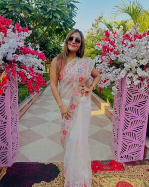 Pariva Pranati Instagram - Bhaiyon ki shaadi… twin wedding… first look… the sheer fun and joy of meeting up with the entire family… what an experience… beautiful location… and the magic of love ❤️

Special thanks to @foramthakur for designing the looks 😘😘

#wedding #indianwedding #fun #joy #blessed #family #together #love #life #travel #rajasthan #happy #saree #indianwear #makeup #ready #dressedup #celebration 

@my.yoga.mat @tarusinha @kirti.prasad @sushma.sinha.792