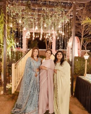 Pariva Pranati Instagram - The final look… what a wedding… twin wedding… Bhaiyon ki shaadi… family functions… पारिवारिक समारोह ❤️❤️

@foramthakur thankyou for these looks ❤️❤️

#shaadi #wedding #indianwedding #lehenga #saree #india #makeup #magic #music #fun #dance #chat #happy #love #gossip #joy #blessed #together #family #celebration 

@tarusinha @my.yoga.mat @kirti.prasad