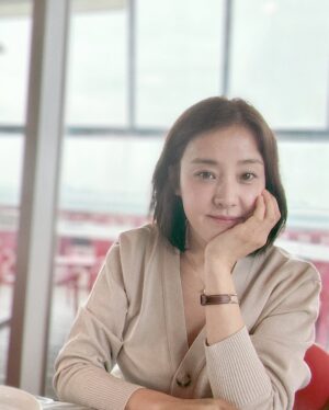 Park Eun-hye Instagram - 네 자매가 즐거웠던 외식타임 ~
나이를 맞추면 서비스를 주신다는 친절한 직원분 덕분에 놀람과 웃음으로 좋은 시간 보냄 ~^^ 
#송도 #캡틴루이🦀🦞#bardot