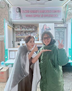 Park Eun-hye Instagram - 30년 지기 베프랑 촬영을 하니 .. 
직접 커피차까지 …
우리가 이렇게 커서 .. 
너는 감독으로 나는 모델로 
현장에서 함께 일하다니… 
뭔가 .. 감동이네~~^^ 
#광고촬영 #베프 @iaminnewyork