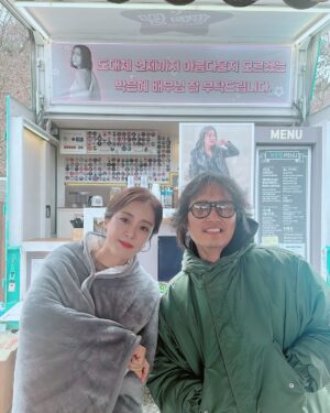 Park Eun-hye Instagram - 30년 지기 베프랑 촬영을 하니 .. 
직접 커피차까지 …
우리가 이렇게 커서 .. 
너는 감독으로 나는 모델로 
현장에서 함께 일하다니… 
뭔가 .. 감동이네~~^^ 
#광고촬영 #베프 @iaminnewyork