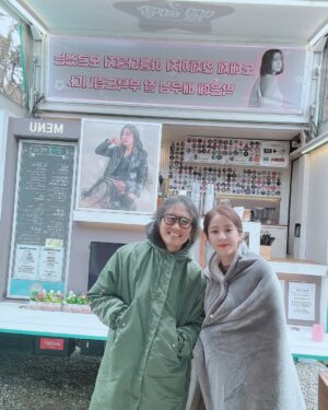 Park Eun-hye Instagram - 30년 지기 베프랑 촬영을 하니 .. 
직접 커피차까지 …
우리가 이렇게 커서 .. 
너는 감독으로 나는 모델로 
현장에서 함께 일하다니… 
뭔가 .. 감동이네~~^^ 
#광고촬영 #베프 @iaminnewyork