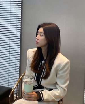 Park Han-byul Instagram - 💋

인스타 사진 안올린다고 혼난 날,
mz들이 골라준 대표사진과 음악😆ㅋ