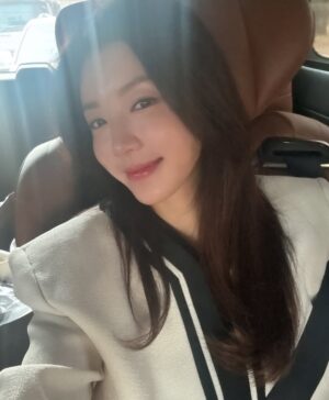 Park Han-byul Instagram - 💋

인스타 사진 안올린다고 혼난 날,
mz들이 골라준 대표사진과 음악😆ㅋ