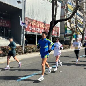 Park Si-eun Instagram - 안녕하세요 진태현 입니다
지난주 아내와 대구마라톤 잘 다녀왔습니다
전 삶에서도 마라톤에서도
언제나 박시은의 바람막이 페이서 입니다 ❤️🚀🏃🏽⚡️👍🏾🔥

우리 커플룩 어떤데?🤔

#부부스타그램 #럽스타그램 
#러닝 #러너 #달리기 #마라톤 #마라토너 #10k
#운동하는여자 #운동하는남자 #배우부부 #부부러너

영하3도 마라톤 대회