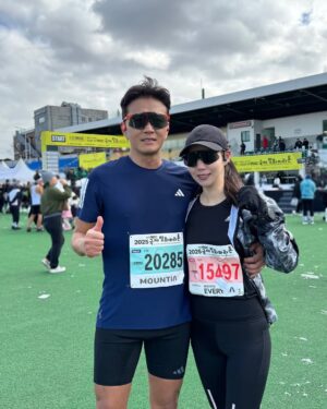Park Si-eun Instagram - 2025년 첫 대회를 시작했습니다~^^
아침엔 눈이왔는데 다행히 해도 나와주고~ 
바다가 너무예뻐서 달리며 바다보며 또힘들면 달리다 바다보며 
그렇게 잘 완주했습니다🥰 
바닷바람에 모자도 벗겨지고🤪ㅎㅎ
또 하나의 추억을 챙겨서가네요.

2025년 벌써 2월입니다~😱
시간이 저만 빨리 흘러가는거 아니죠?!
하루하루 또 알차게 만들어가자구요~^^
아무것도 하지않으면 아무일도 일어나지 않을테니까요~❣️
우리모두 화이팅🤗💕

#제주국제평화마라톤 
#하프#10k
#마운티아 💚