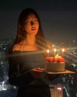 Park Soo-bin Instagram - 생일 알림을 카톡에 안뜨게 해놓은지 벌써 몇년째. 
진심으로 사랑하는 사람들하고만 함께할 수 있어 더 진득하고 깊이 있는 날들을 보냈다.
울 침략이들한테는 생일 팬미팅한다고 했던게 엊그제 같은데..
약속 못지켜서 미안해 
대신 언니 힐링 잘 하고 건강히 있오 
조만간 꼭 보자 사랑해!