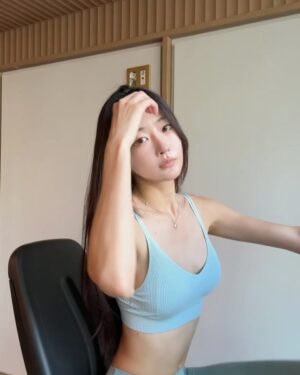 Park Soo-bin Instagram - 생일 알림을 카톡에 안뜨게 해놓은지 벌써 몇년째. 
진심으로 사랑하는 사람들하고만 함께할 수 있어 더 진득하고 깊이 있는 날들을 보냈다.
울 침략이들한테는 생일 팬미팅한다고 했던게 엊그제 같은데..
약속 못지켜서 미안해 
대신 언니 힐링 잘 하고 건강히 있오 
조만간 꼭 보자 사랑해!