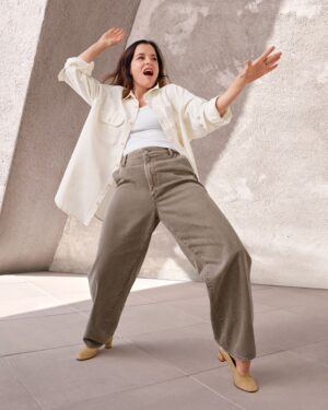Parker Posey Instagram - Our Feels like Gap front woman, @itsparkerposey.

She's known for legendary roles that stay with us. That we can always re-watch. Her dance performance for our campaign feels like one of those. Authentically joyful. Boldly expressive. One of a kind.

"I've always been comfortable in my skin and thought of as different," says Parker, who is once again on-screen in The White Lotus. It's why we love her
- and why she's a true Gap original.

Last slide to see her words to live by.

Shot by @amytroostphotography

Explore the campaign at link in bio. #FeelslikeGap