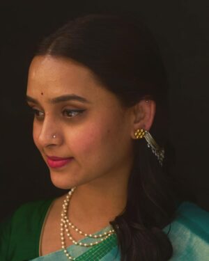 Parna Pethe Instagram - For Zee Gaurav 2025 🌻

wanted to be as comfortable, classic and as simple as possible and there was no other way than being in @houseofaadyaa jewellery and @pratha_sarees ✨

celebrated the teaser launch of our upcoming film आता थांबायचं नाही! 
coming to you in theatres on the 1st of May! 

@tejasnerurkarr you are a maestro ☀️, thankyou for the pictures! Thankyou @warrior_bub_mum ✨

@sayalee_marathe @kavitakoparkar ~ dear ones, you have all my heart, always 💝😚
