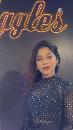 Parsa Evana Instagram - Why walk when you can dance ? “Khwab dekhe “ 🖤